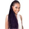 Femme souriante avec de longues tresses africaines réalisées avec des mèches X-pression Ultra Braid