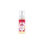 Application de la mousse coiffante Aloe Locks sur des locks en cours de tourage