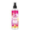 Femme aux locks vaporisant la brume hydratante Aloe Locks sur ses longueurs