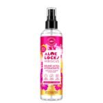 Femme aux locks vaporisant la brume hydratante Aloe Locks sur ses longueurs