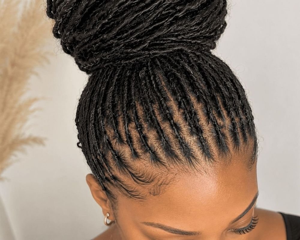Gros plan sur les racines de micro locks après un resserrage