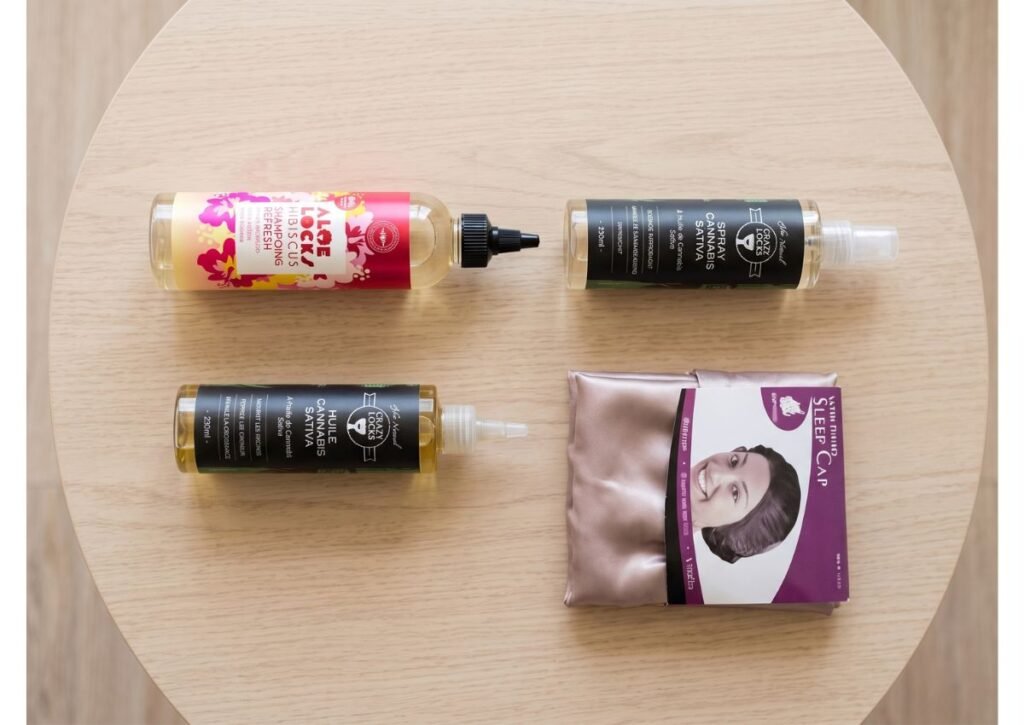 Produits pour micro locks : shampoing, spray hydratant, huile et bonnet en satin