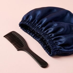 Gros plan sur un bonnet satin et un peigne démêlant à dents larges