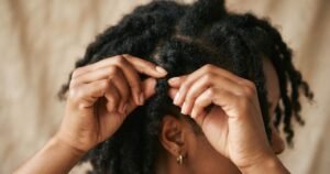 Mains-qui-effectuent-un-retwist-de-locks-sur-des-locks-propres-.jpg